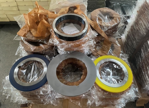 Aktueller Firmenfall über Russian customer full set of sheet metal slitter blade, rubber bonded stripper rings and spacer
